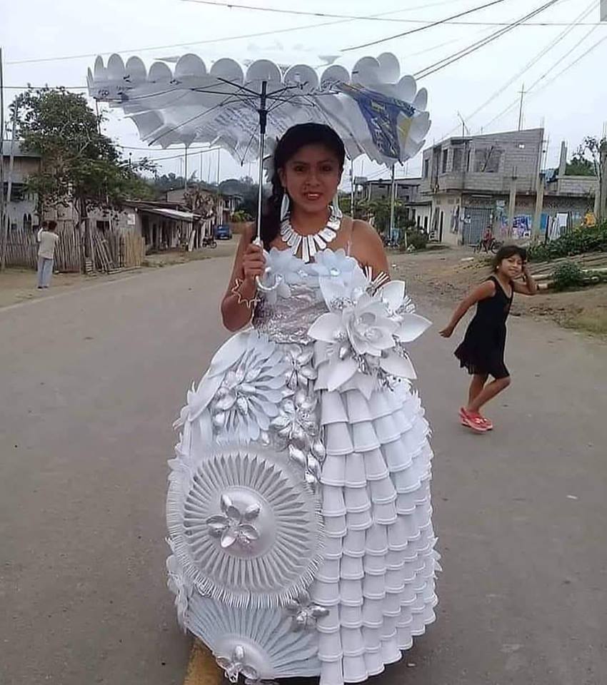 sukienka plastikowe sztucce.jpg