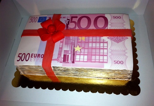 tort-plik-pieniedzy-euro-udekorowana-czerwona-kokardka.jpg
